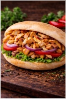 Vers broodje met salade en saus.